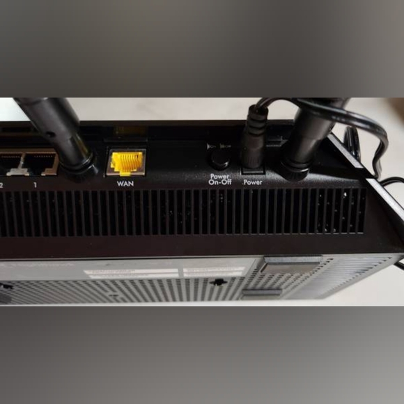 NETGEAR Nighthawk Smart Wi-Fi Router, R6700 - Picture 6 of 7